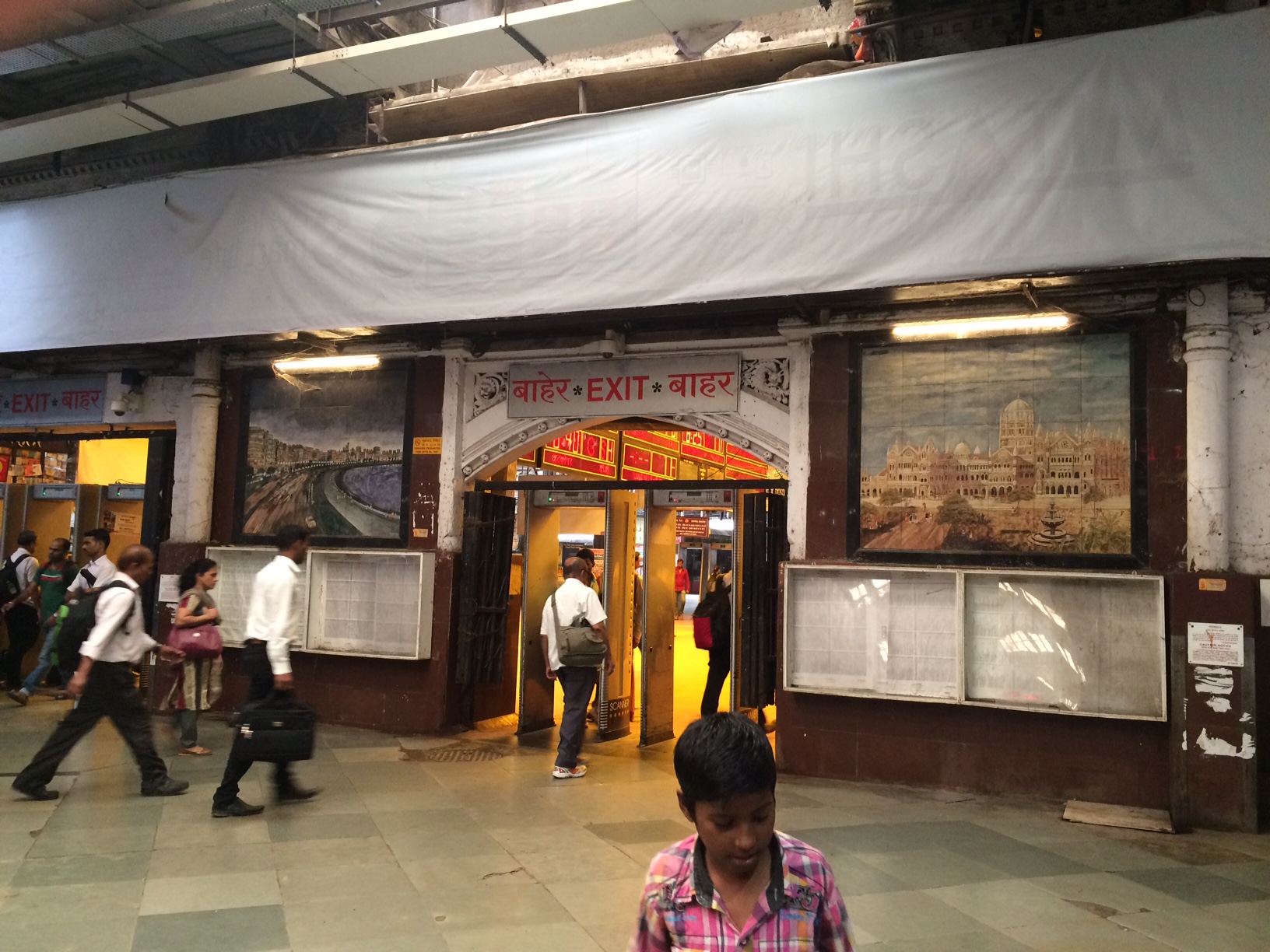 ムンバイ　駅出口